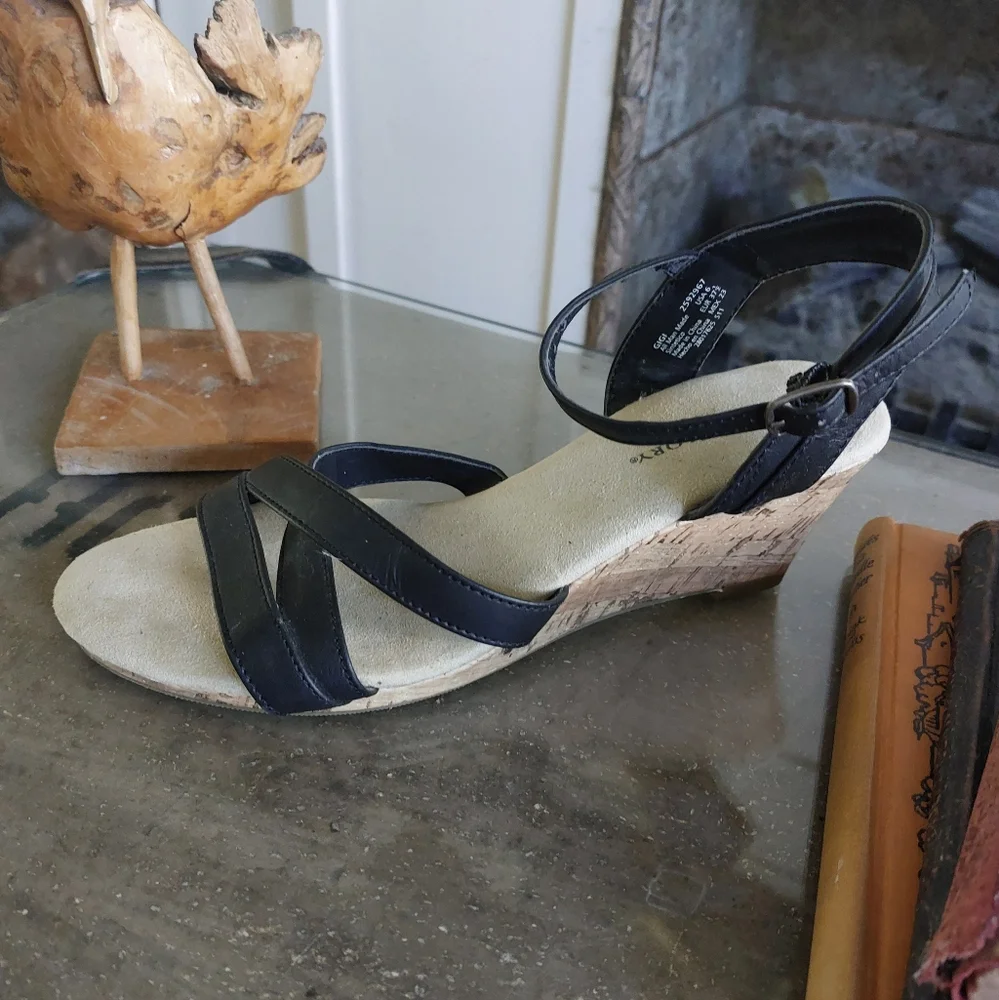 Faded Glory Wedge Sandel, Left Shoe, Size 6